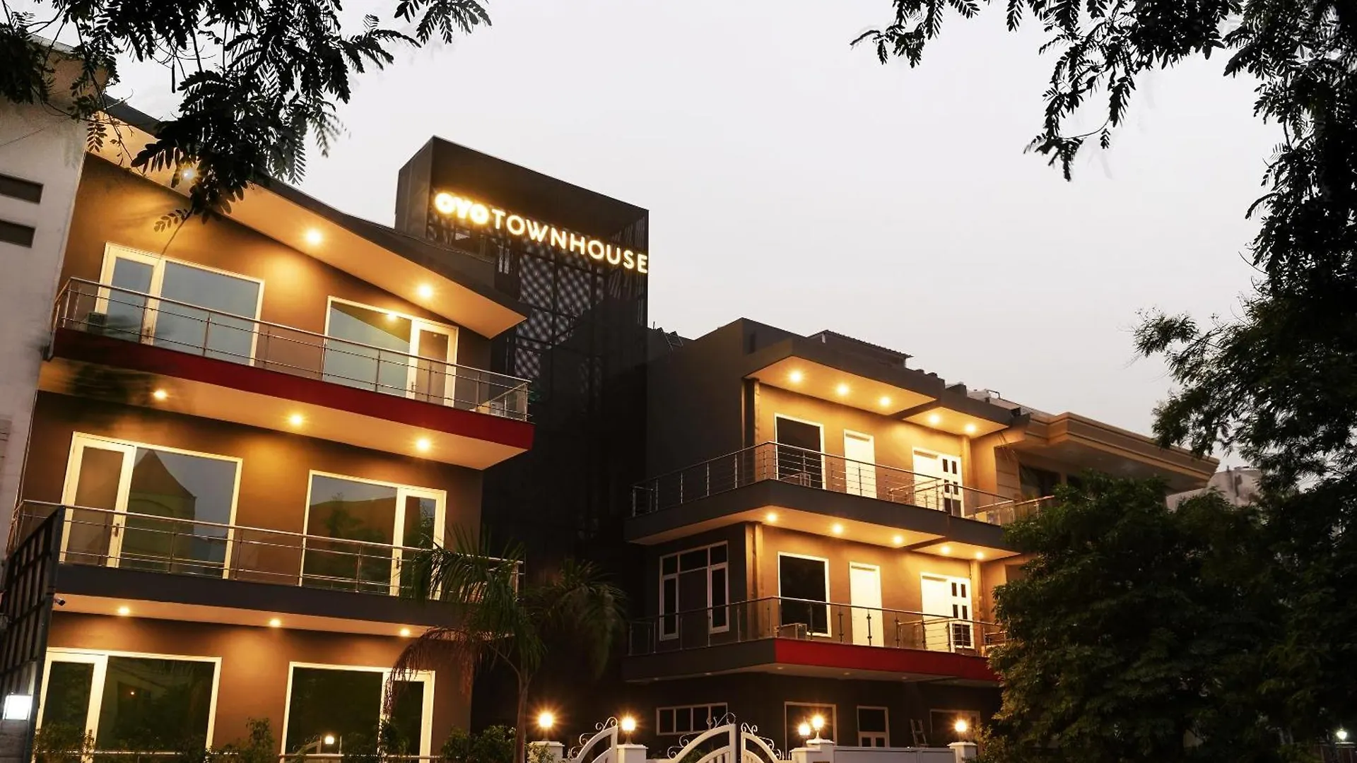 Super Townhouse Galleria Market Near Golf Course Road グルガウン 0*,  インド
