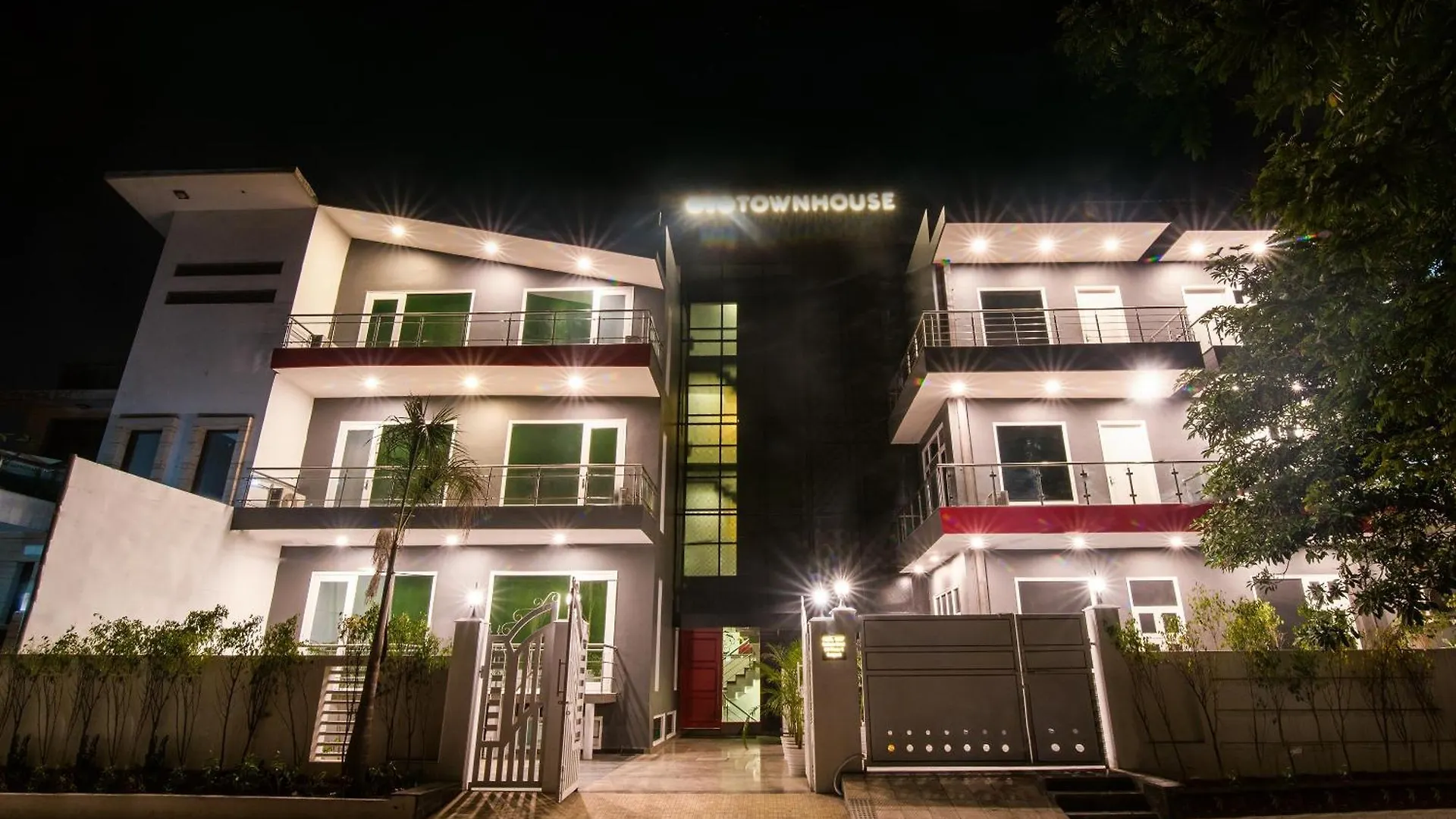 Super Townhouse Galleria Market Near Golf Course Road グルガウン 0*,