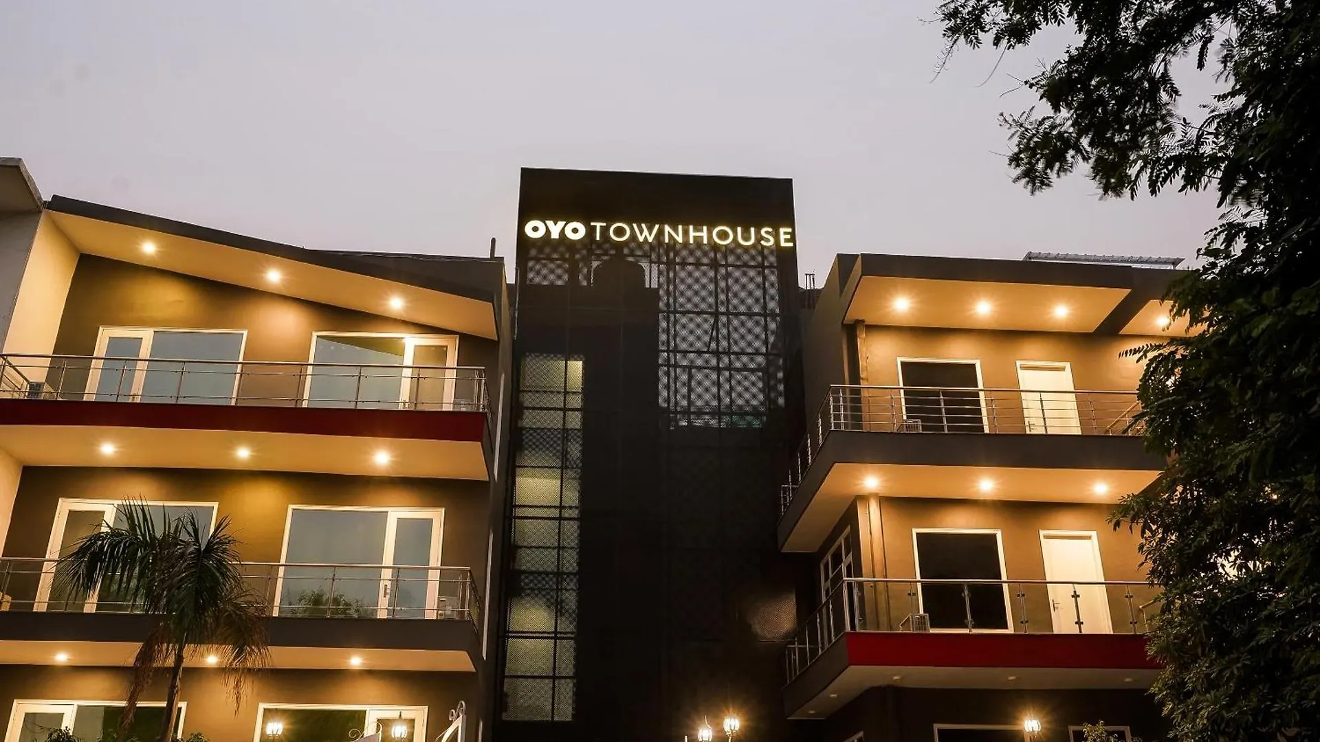 Super Townhouse Galleria Market Near Golf Course Road グルガウン