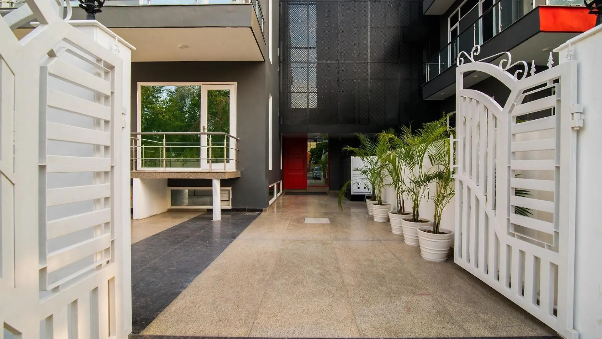 Super Townhouse Galleria Market Near Golf Course Road グルガウン インド